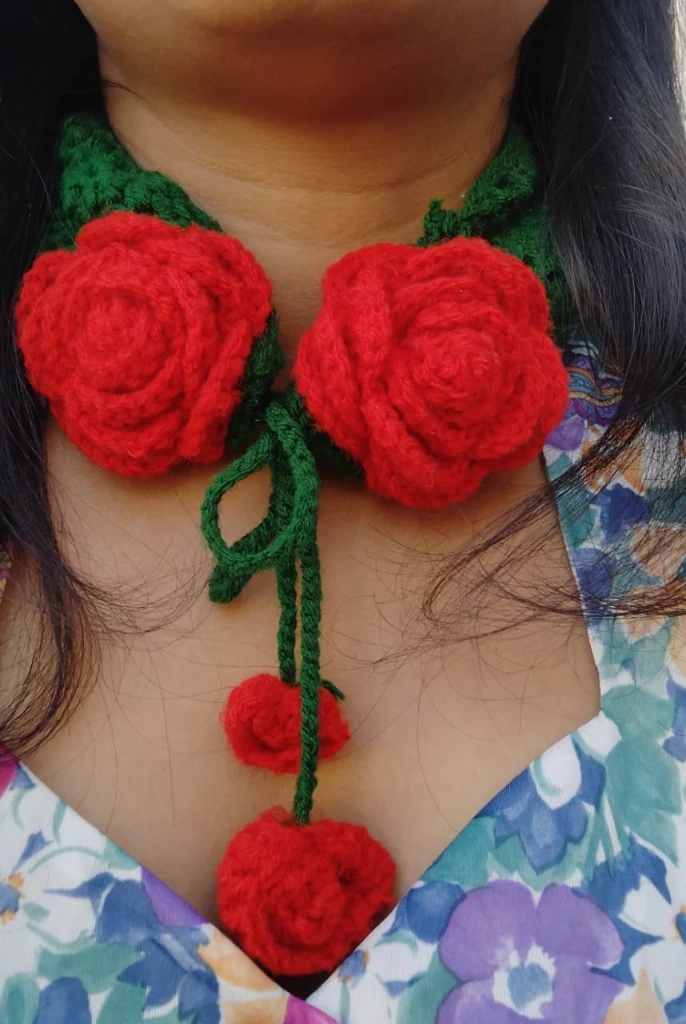 Crochet necklace  muff.webp